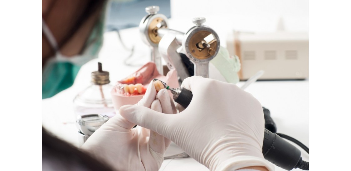 ¿Cómo se trabaja en un laboratorio dental?